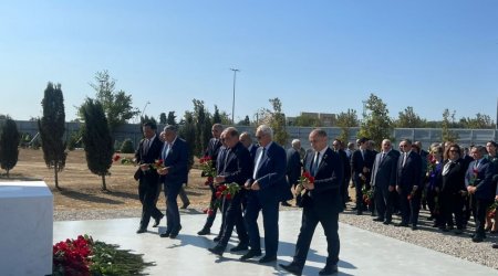 Rəsmi şəxslər Bakıda inşası davam etdirilən Zəfər parkını ziyarət edir - FOTO