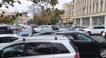 TƏKLİF: Məktəblərin qarşısında avtomobillərin dayanma-durmasına qadağa qoyulmalıdır