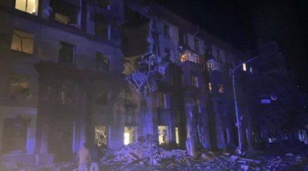 Rus ordusu Zaporojyedə yaşayış binasını raketlə vurdu - ÖLƏNLƏR VAR - FOTO
