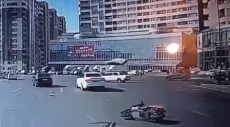 Bakıda motosikletlə avtomobil toqquşdu - VİDEO 