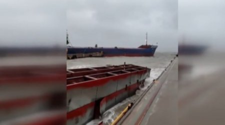 Türkiyədə fırtına yük gəmisini iki hissəyə böldü - VİDEO