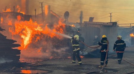 İnşaat materialları bazarındakı yanğına FHN-in 20-dən çox texnikası cəlb edilib - FOTO/VİDEO