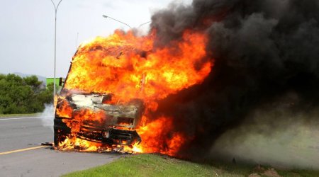 Kürdəmirdə “Mercedes” markalı mikroavtobus yandı
