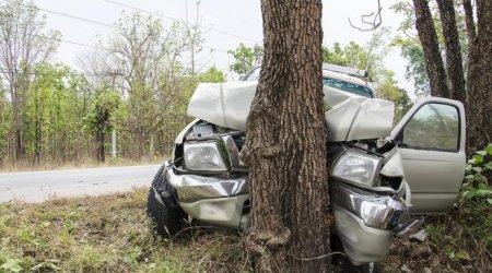 Zərdabda avtomobil ağaca çırpıldı - Ölən və xəsarət alan var 