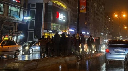 Yasamalda yol qəzası olub, sürücülər mübahisə ediblər - FOTO