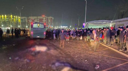 Almatıda sürücü qadın huşunu itirdi, avtobus izdihama sürüldü - FOTO/VİDEO
