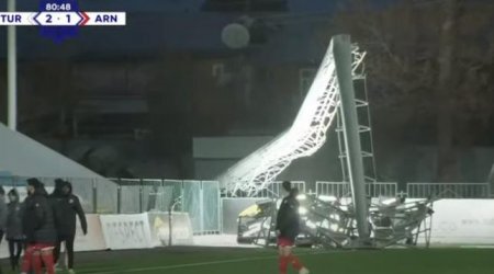Tovuz şəhər stadionunda işıq dirəyi aşdı, oyun yarımçıq dayandırıldı - VİDEO