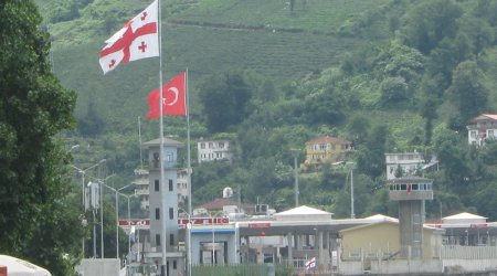 Gürcüstandan Türkiyəyə gedən yol bağlandı