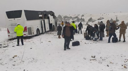 Türkiyədə ağır yol qəzası: 2 nəfər ölüb, 8 nəfər yaralanıb - FOTO/VİDEO