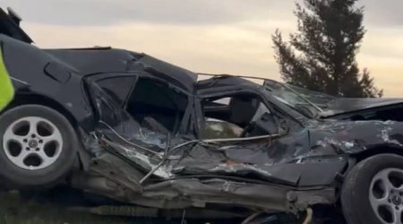 Bakıda ağır QƏZA: İdarəetməni itirən sürücü “Mercedes”i aşırdı – VİDEO 