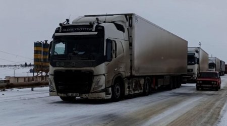 Bakı - Quba magistralında yük maşınları yolda qaldı