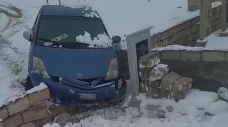 “Prius” Bakıda qəbiristanlıqda məzar daşına çırpıldı - VİDEO