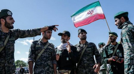 İranda əsgər 5 hərbçini öldürdü