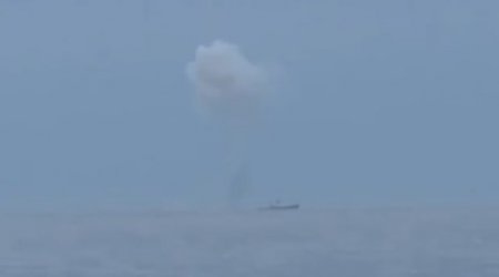 Ukrayna Qara dənizdə Rusiyanın hərbi desant gəmisini vurdu - VİDEO