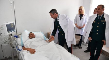Elçin Quliyev Ermənistanın təxribatı nəticəsində yaralanmış hərbçimizi ziyarət edib - FOTO