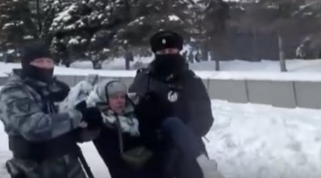 Moskvada VƏZİYYƏT GƏRGİNDİR: Navalnının tərəfdarları ilə polis arasında qarşıdurma yaşanır - VİDEO