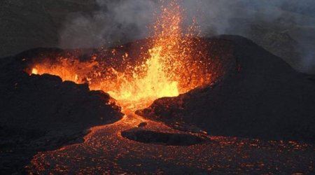 İslandiyada vulkan püskürdü: Qrindavik şəhərinin sakinləri təxliyə olundu