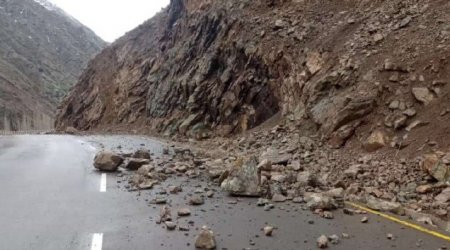 Ordubadda güclü yağış: Dağlardan gələn torpaq avtomobil yolunu bağladı - FOTO
