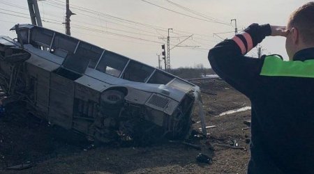 Rusiyada sürət qatarı avtobusla toqquşdu: Ölənlər var – FOTO/VİDEO  