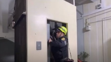 Bakıda yaşayış binasının lifti DAYANDI: Köməksiz qalan şəxs belə xilas edildi – VİDEO   