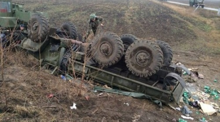 Ermənistanda hərbi avtomobilin qəzaya düşməsi nəticəsində 20 hərbçi yaralanıb