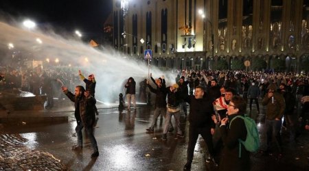 Tbilisidə parlament binası polis və xüsusi təyinatlılar tərəfindən mühasirəyə alınıb - VİDEO 