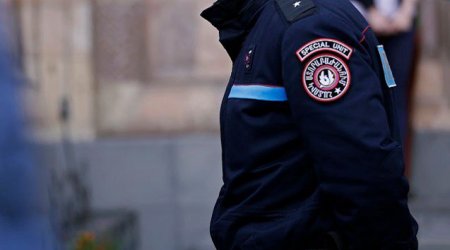 Ermənistanda polis etirazçılara qoşulan deputatları SAXLAYIB - VİDEO