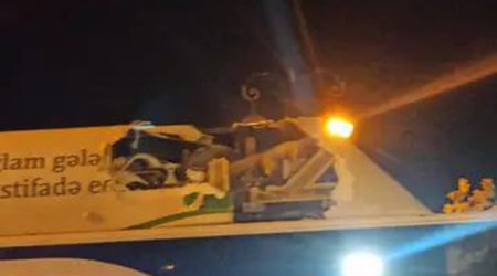 “Azneft” dairəsində “Baku Bus”ın üstünə ağac aşdı - FOTO-VİDEO