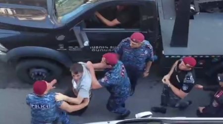İrəvan polisi aksiyalara qatılan erməni deputatı belə SAXLADI – VİDEO 