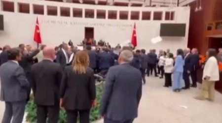 Türkiyə parlamentində dava düşdü - VİDEO