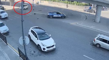 Bakıda QƏZA: Avtomobil svetofor dirəyinə çırpıldı - VİDEO 