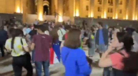 Tbilisidə etirazlar DAVAM EDİR: “Sayımız azdır, amma təslim olmuruq” - VİDEO 