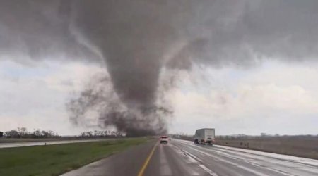 Rusiyanın 2 regionunda tornado: Maşınlar aşdı, dirəklər qırıldı - VİDEO