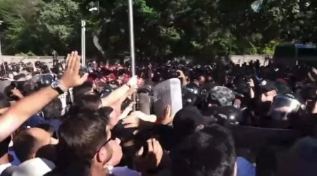 Ermənistanda polislə etirazçılar arasında toqquşma YAŞANIR - ANBAAN VİDEO 