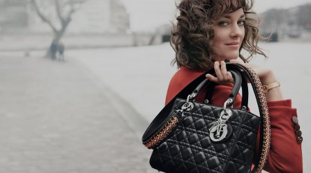 “Dior” qalmaqalın MƏRKƏZİNDƏ - Çantaları 53 avroya alıb, 2600-ə satıb