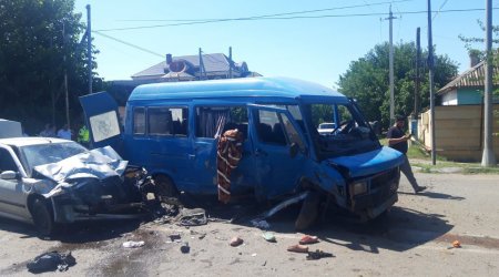 Biləsuvarda mikroavtobusla avtomobil toqquşdu: 12 yaralı – VİDEO 