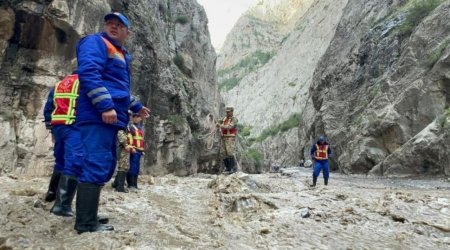 Qırğızıstanda sel: 8 ölü var - VİDEO