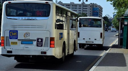 Sərnişinlər 141 nömrəli marşrut üzrə işləyən avtobusların intervalından narazıdırlar - VİDEO