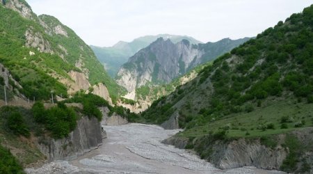 Qubada çaya yıxılan turist xilas edildi - FOTO