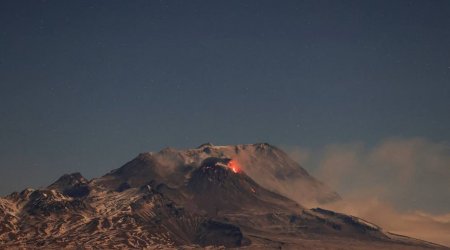 Bu vulkan bir gündə iki dəfə kül püskürdü