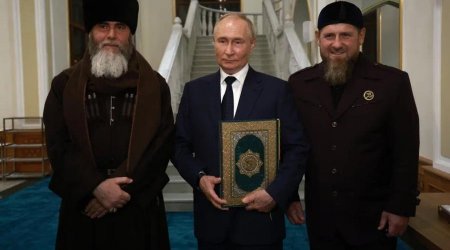 Putin Qroznıda yeni məscidə hədiyyə etdiyi Quran kitabını öpdü - VİDEO