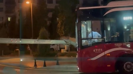 Bakıda qəza: "Baku Bus" dəmir maneəyə çırpıldı - VİDEO