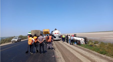 Biləsuvar rayonunda yük avtomobilləri aşdı - FOTO