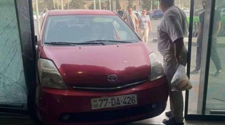 Bakıda "Prius" marketə ÇIRPILDI