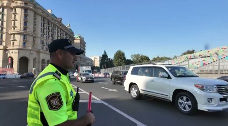 Polis hərəkətin intensiv olduğu yollarda gücləndirilmiş rejimdə çalışır – VİDEO 