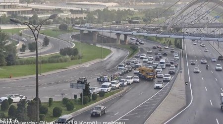 Bakıda bitum daşıyan yük maşını AŞDI: Maye yola dağıldı – FOTO 