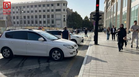 Taksilər “28 Mall”ın qarşısındakı velosiped zolağını duracağa çeviriblər – FOTOFAKT