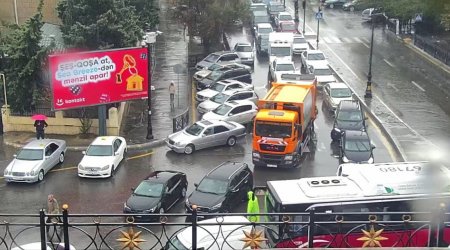 Yağışlı hava şəraiti ilə bağlı Bakının bu yollarında tıxac var – SİYAHI/FOTO