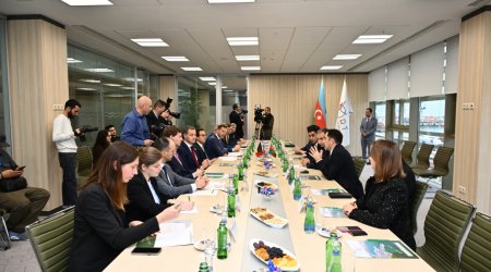 Belçikanın Baş naziri Bakı limanında – FOTO