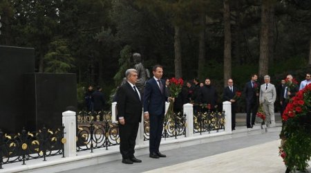 “Barselona” klubunun prezidenti Heydər Əliyevin məzarını ziyarət etdi - VİDEO